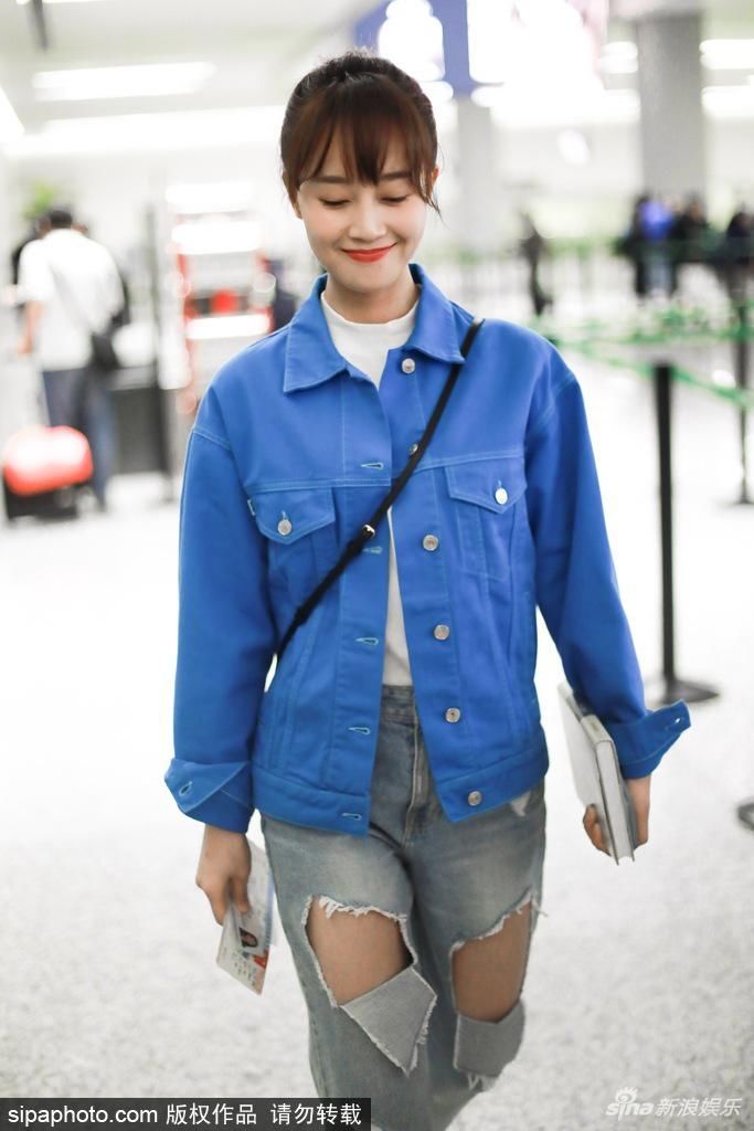 组图:蓝盈莹牛仔外套搭破洞牛仔裤现身机场 扎