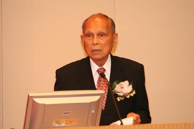 他发明卖楼花跟分期付款,推动房地产发展,却也