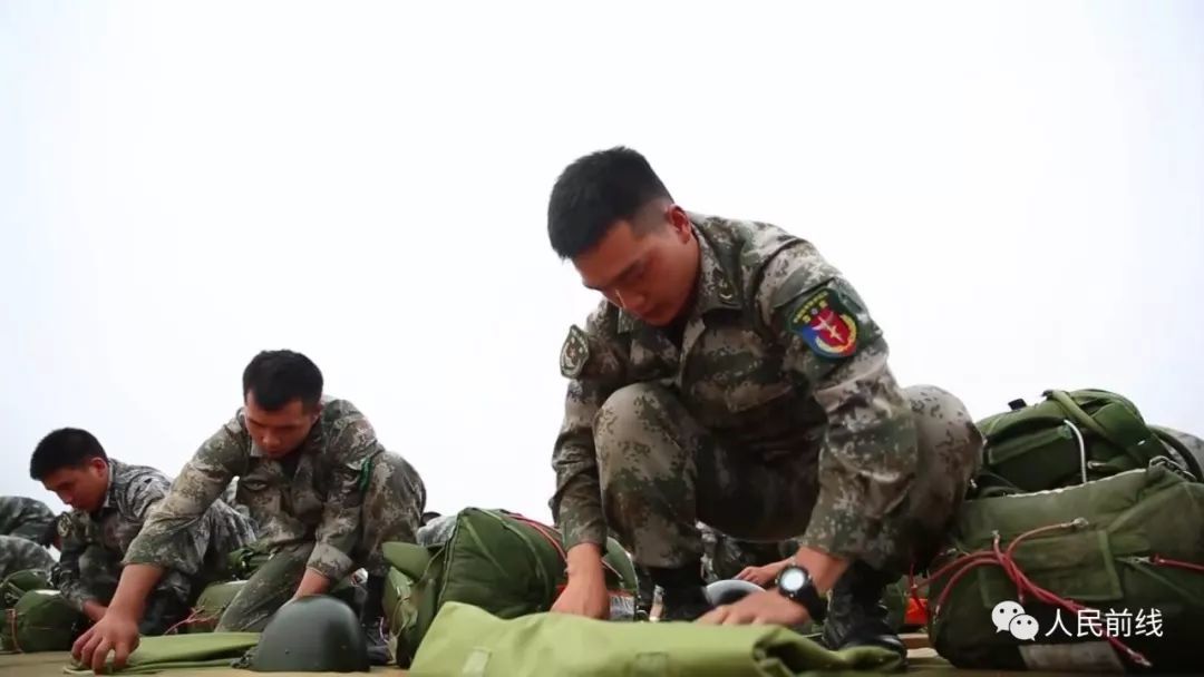 第72集团军某特战旅低空伞降超霸气!(附视频)