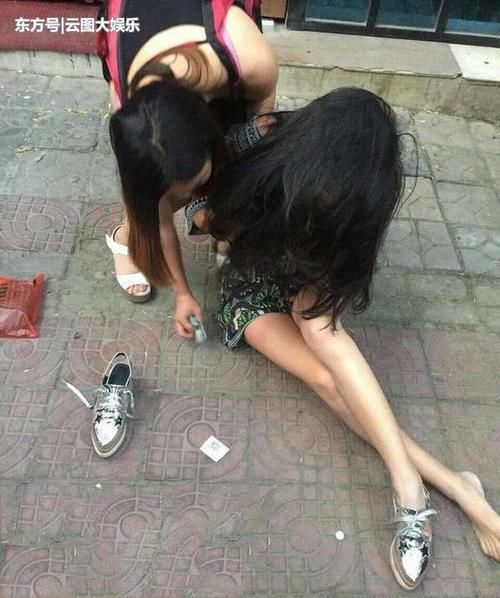 美女打架就喜欢扯头发扯衣服,便宜了围观的臭