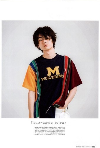 组图:日男星菅田将晖拍杂志大片 仅凭t恤也能吸人眼球