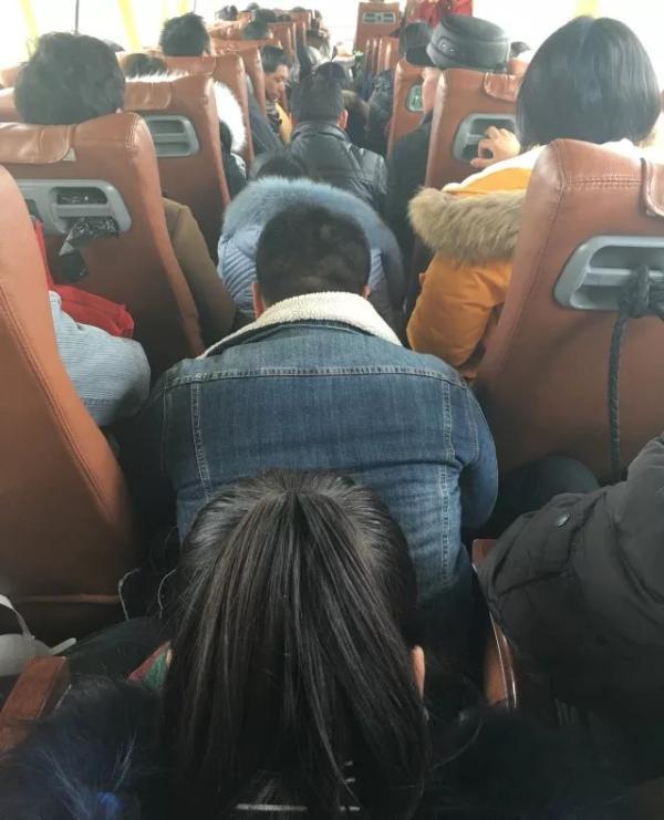 江苏交警接网友微信举报查获超员客车 过道坐满乘客