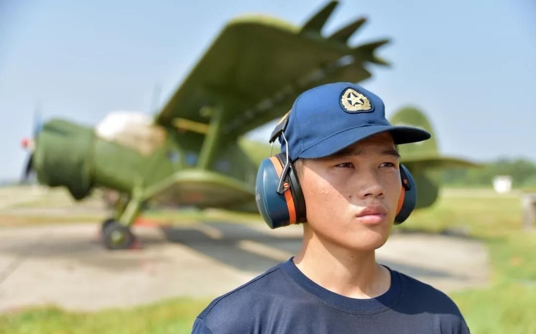 在空军队伍里，有一群这样的人，身着深蓝，背朝空天，不管是灼热炎夏，还是刺骨寒冬，不管是狂风暴雨，还是冰冻雪飘，他们总是第一个到达机场的团队，他们就是负责维护战机，保飞管维的机务官兵。