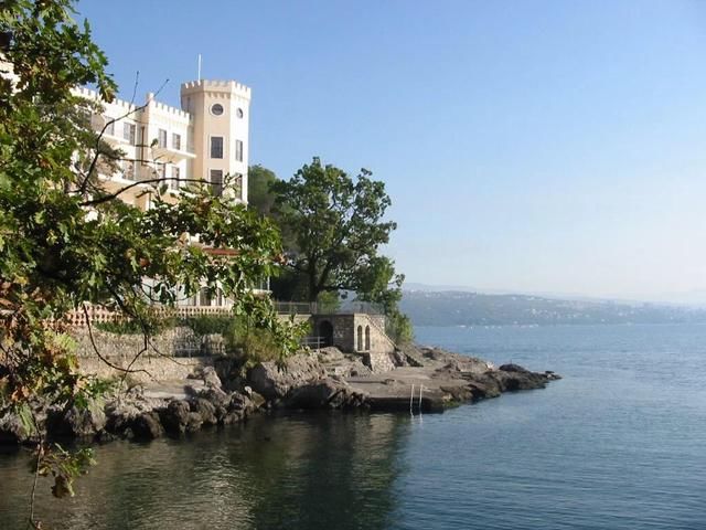 不说足球,聊聊克罗地亚的美女总统和她的国家