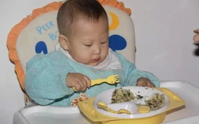 宝宝多大要开始自己吃饭?大多数妈妈都不知道