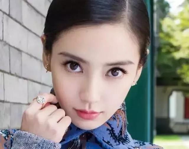 以及,眼睛超大超有神的范爷,也是靠着假睫毛行走江湖,贴与不贴之间的