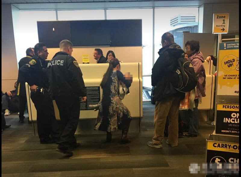 12月12日报道，继2017年4月美联航因座位不够将一名亚裔医生暴力拖下飞机引起社会剧烈谴责后，美国精神航空(Spirit Airline)又在休斯敦机场将华裔一家四口赶下了飞机。据美国《世界日报》报道，休士顿身兼科学家与钢琴演奏家的芮美(Mei Rui)上周五携父母和2岁儿子在休士顿乔治布什国际机场（IAH）搭乘精神航空(Spirit Airline)712班机赴纽约。