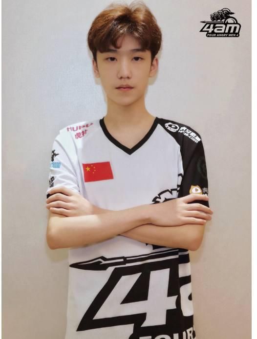 4AM用200万签约新的职业选手,队伍陷入两大