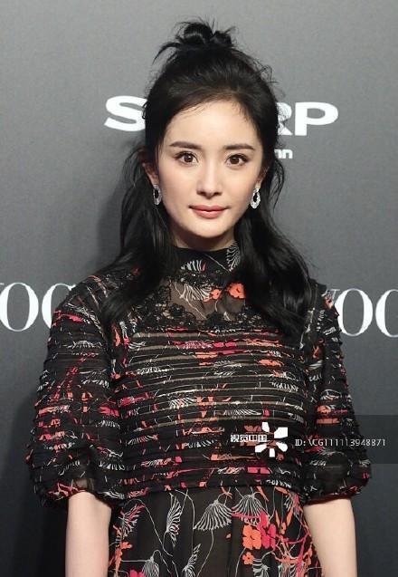 杨幂红毯未P图照片流出光顾着给脸化妆没注意