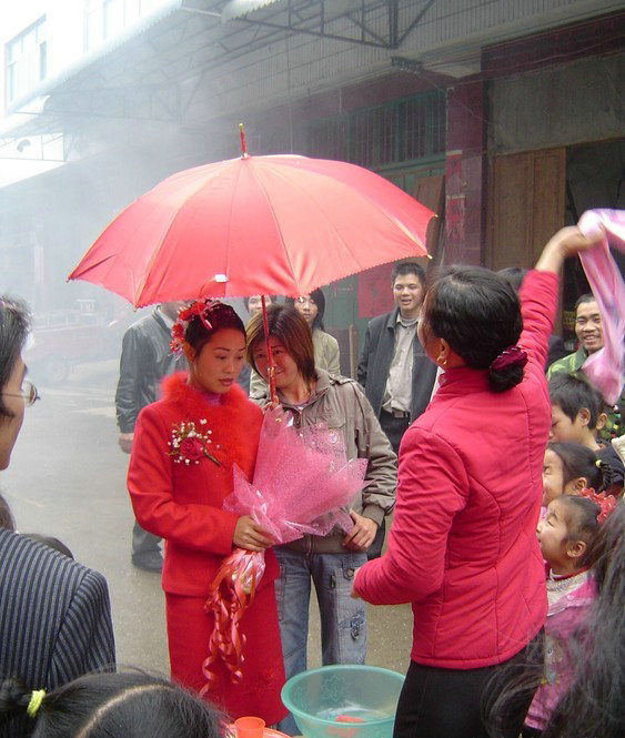 农村新娘出嫁被拦路 必须"这般"才放行