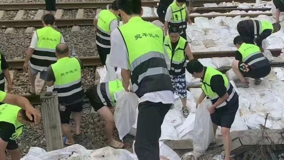 四小时万个沙袋筑河堤!丰台宛平街道官兵民兵共奋战 四小时万个沙袋筑河堤!丰台宛平街道官兵民兵共奋战