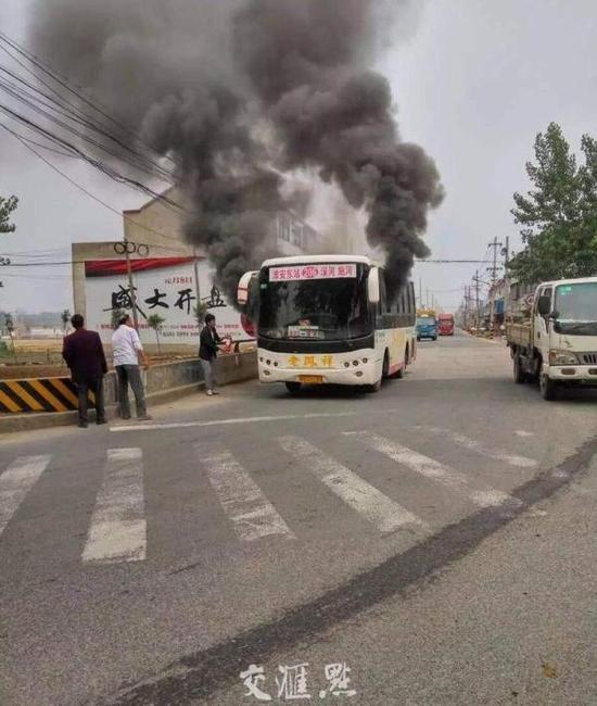 男子公交车纵火烧伤驾驶员前妻 随后回家自杀身亡