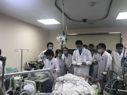 据了解，这群创造“奇迹”的医生队伍平均年龄还不到40岁。医生介绍说那个时候小静体内的器官全部都是靠机器工作，肾脏已经全部衰竭了，脑意识能在这样的情况下恢复实在是太神奇了。1月8日，病患血压、心脏、呼吸平稳，意识清晰，交流没有障碍，只不过还需要继续完成肾脏治疗和肢体恢复。