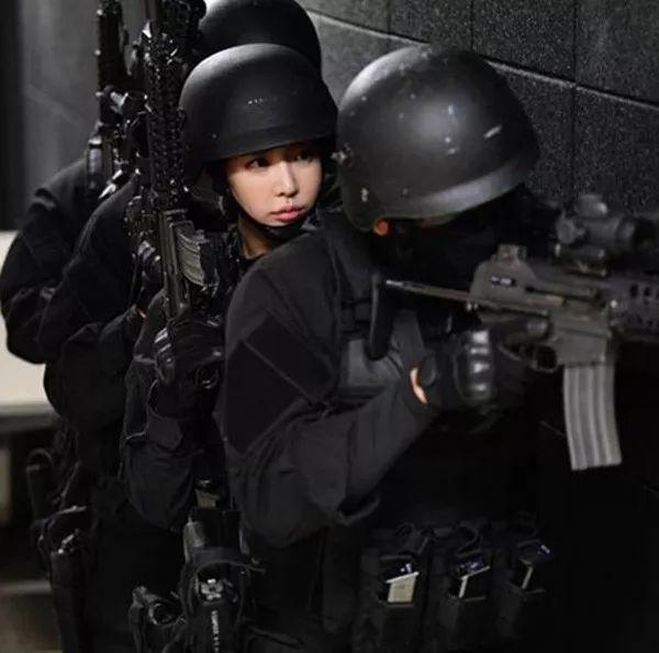 韩国健身女模入伍伞兵 一天被吻两千多次