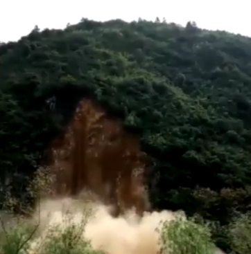 勘查人员发现险情紧急封闭交通 1分钟后山塌了 勘查人员发现险情紧急封闭交通 1分钟后山塌了
