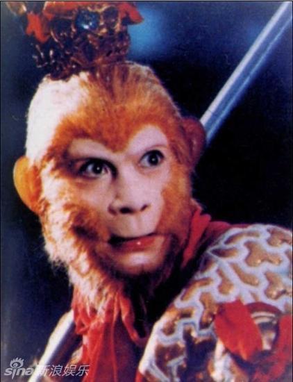 微博曝光“孙悟空”六小龄童年轻时的旧照，照片中六小龄童与猴子亲密接触，年轻时面容英俊，风采不输当今大火的小鲜肉们。