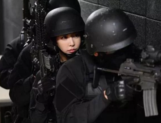 韩国健身女模入伍伞兵 一天被吻两千多次 韩国健身女模入伍伞兵 一天被吻两千多次