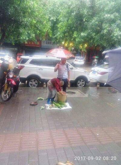 城管给老太打伞 老太一句话让他泪汪汪
