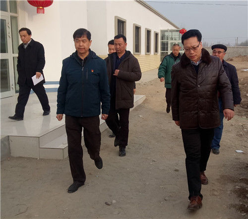 拜城县县委秦书记慰问休相村访惠聚工作队