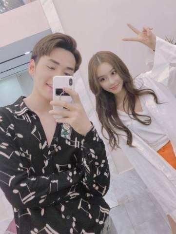 主播死亡宣告发女友做头发合影照片,网友:你在