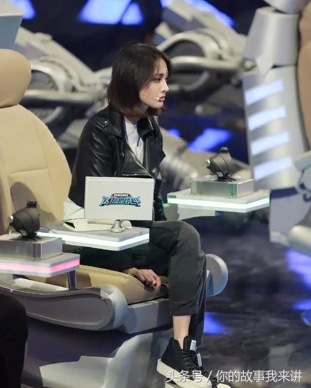 郑爽在《这就是铁甲》栏目里的各类坐姿让网友