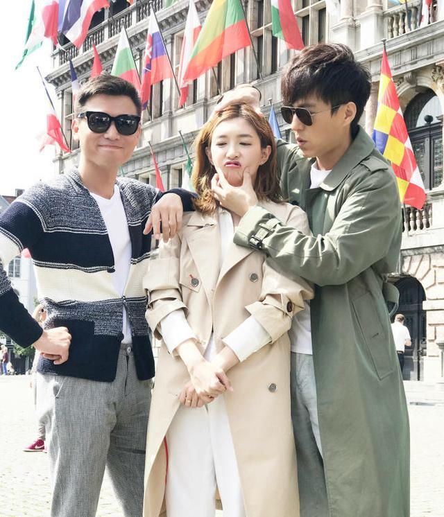 江疏影靳东穿风衣超好看知性优雅,拍起照来搞怪卖萌不停歇求同款