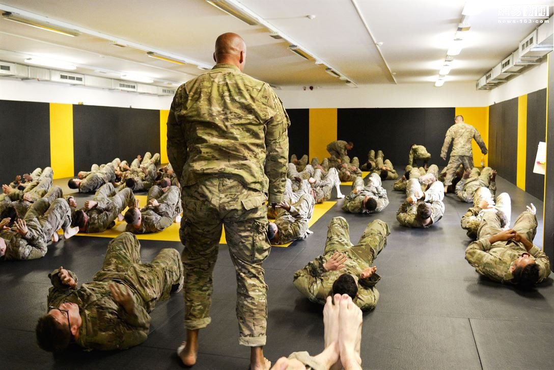 实拍美军士兵肉搏训练：拳拳到肉