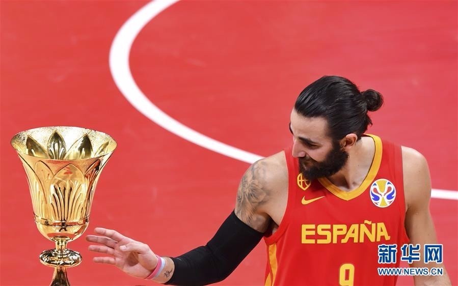 9月15日，西班牙队球员庆祝胜利。 当日，在北京举行的2019年国际篮联篮球世界杯决赛中，西班牙队以95比75战胜阿根廷队，夺得冠军。 新华社记者 孟永民 摄