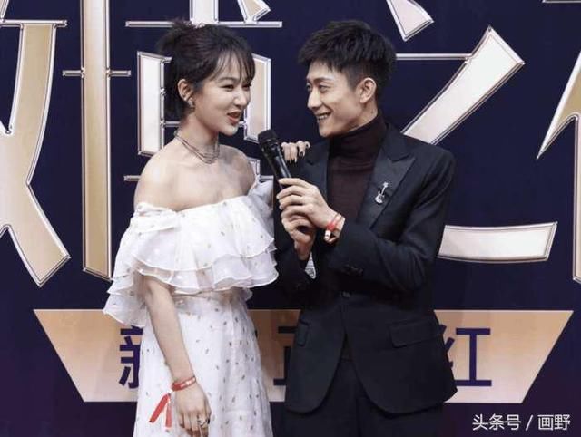 张一山默默躲在杨紫身后提裙子,这小保安的劲