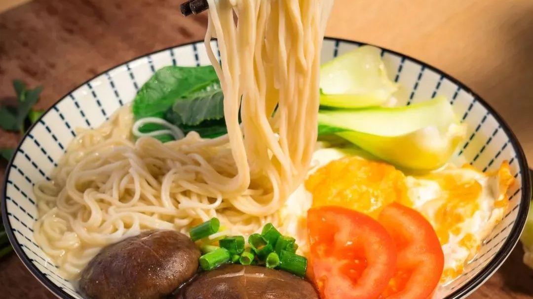 用鱼肉做成的顺德鱼面,鲜嫩爽滑,Q弹爽口,过瘾~ 用鱼肉做成的顺德鱼面,鲜嫩爽滑,Q弹爽口,过瘾~