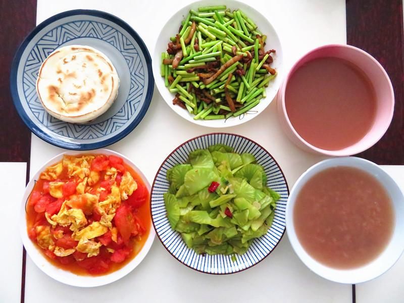 夏天我家的午餐这样吃,三菜一粥一主食,清淡有