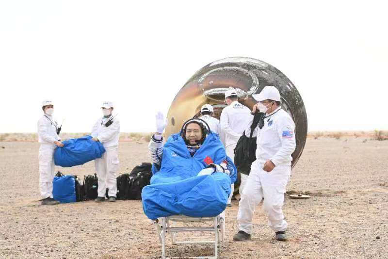 现场组图:圆梦乘组回家了! 现场组图:圆梦乘组回家了!