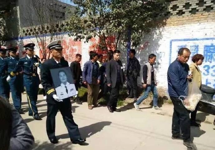 近日，海军某部一架战机在海南省乐东县境内组织飞行训练时失事，两名飞行员不幸牺牲，其中一名飞行员任永涛是陕西省西安市鄠邑区人。3月18日，在鄠邑区举行“接英雄烈士回家”纪念活动，不少民众来到现场缅怀英烈。
