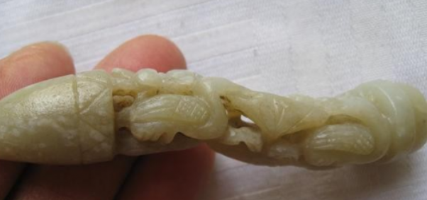 自慰神器1——角先生

　　先说角先生，一种类似男性阴茎的自慰器，有龟棱，刻有螺纹，中空，可注水加温。清朝性教育读本《肉蒲团》第十五回写到：“是个极大的角先生，灌了一肚滚水，塞将进去”。

　　那时，角先生可以当街当巷公开售卖，就像现在的成人用品店。

　　清朝《林兰香小说》写过：“……角先生之制尤为工妙，闻买之者或老媪或幼尼”，生意倒兴旺得很，一些老婆婆和小尼姑竟是此物的至爱用家。