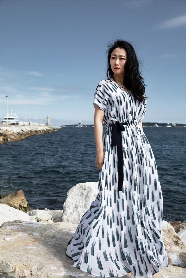 赵涛悠闲漫步 慵懒闲适气质迷人