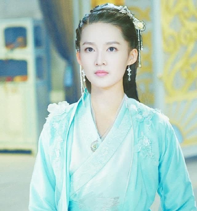 都说李沁和孙怡长得神似,两人的古装造型也像