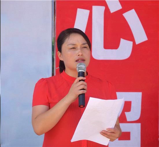 河南正阳县法院院长张元真为帮扶镇爱心超市