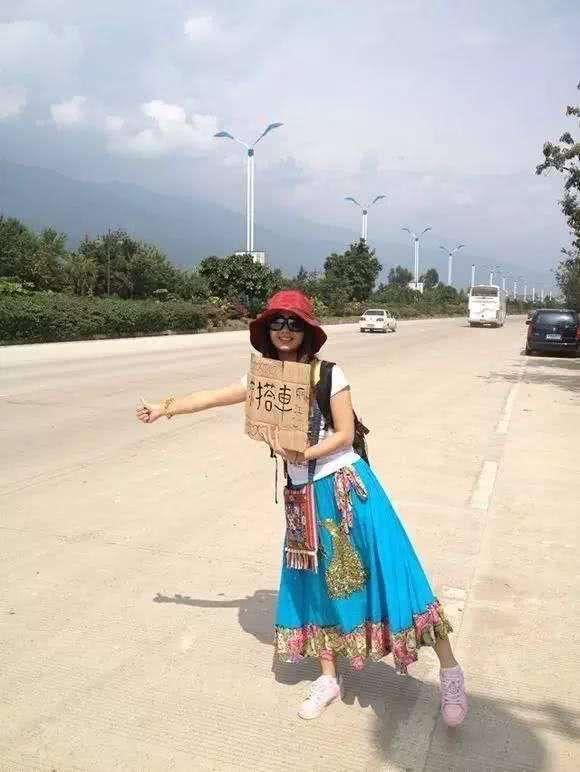 川藏线上穷游女举着求RB的牌子,是一种什么