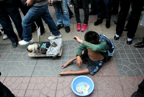 十二岁乞丐女童被拐6年,四肢被打断与亲生母亲相遇,亲娘却不认