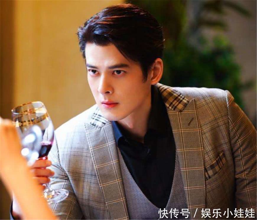 杨幂因报恩力捧他,新剧和迪丽热巴搭档,网友:颜