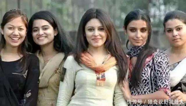 中国人去巴基斯坦旅游,去商店买水忘带钱,老板