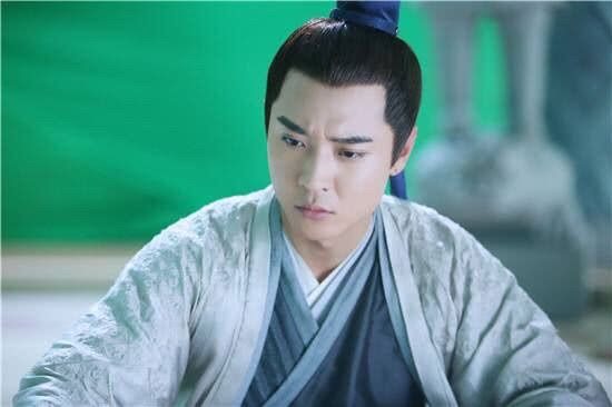 第三位《花千骨》里张丹峰饰演的东方彧卿,因为与白子画有仇,一步一步