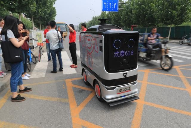 京东机器人快递员首次驶上社会化道路配送