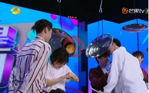 快本蔡徐坤帮谢娜挡锅时 有人注意到王子异 陈