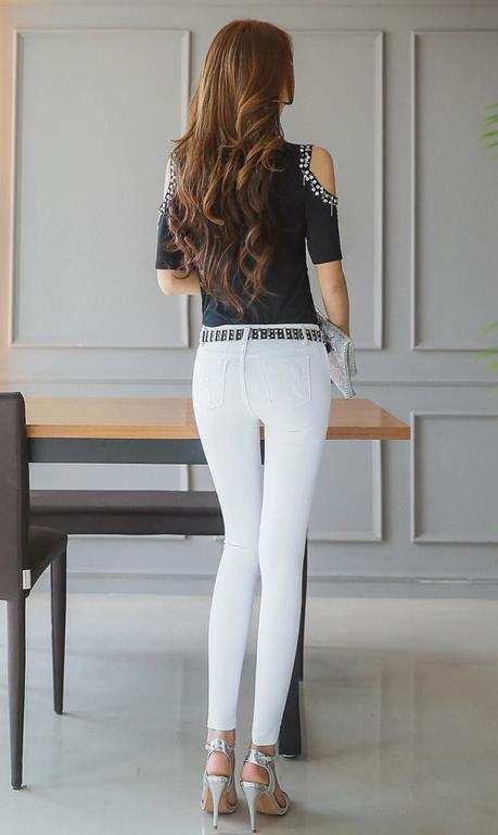 紧身裤凸显女人时尚又性感的好身材,难怪连路