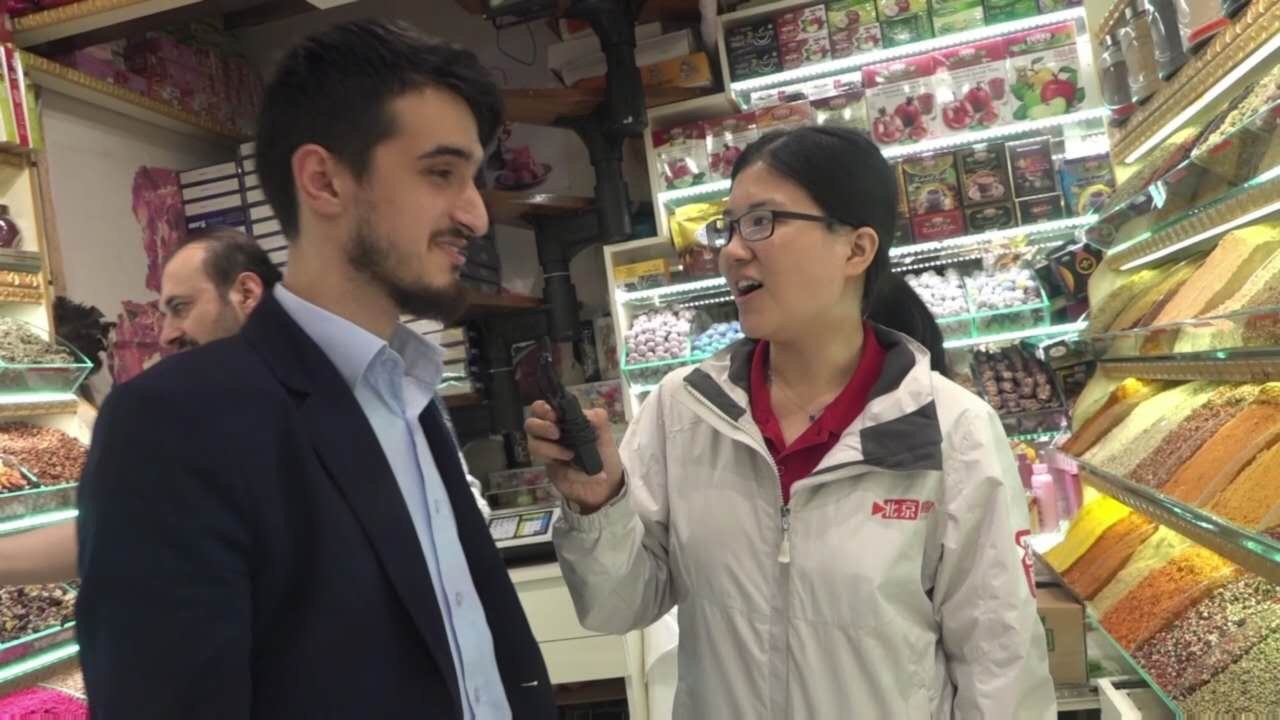 土耳其集市逛起来 老外推销商品有一套! 土耳其集市逛起来 老外推销商品有一套!