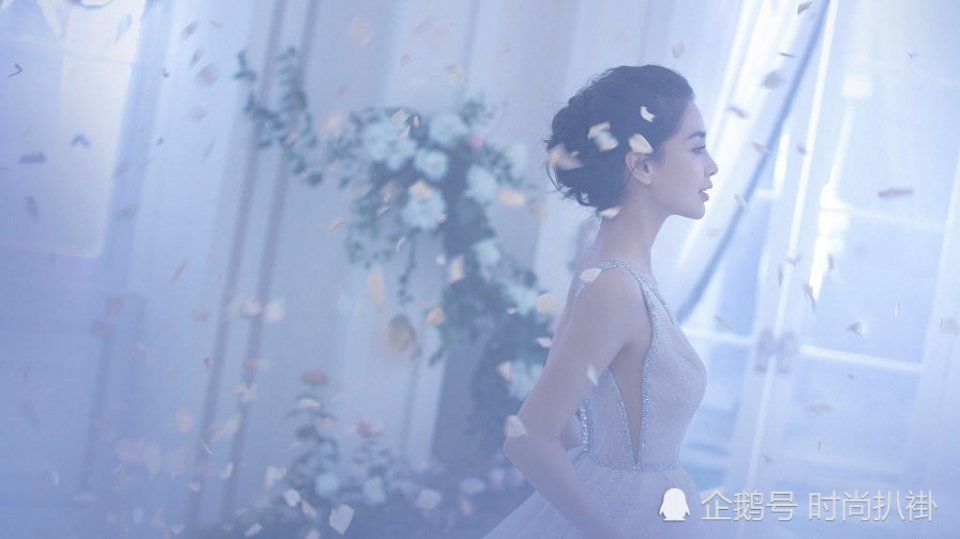 杨颖这件吊带裙不仅深V,前后左右都开叉,网友