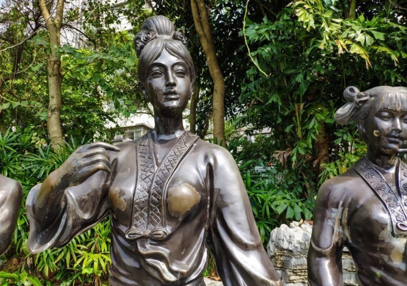 4月5日报道，广西柳州，壮族歌仙刘三姐和姐妹在柳江边放歌雕像栩栩如生，可部分部位被磨得发亮，如手、胸部，可能是风吹雨打或者是游客原因导致的。