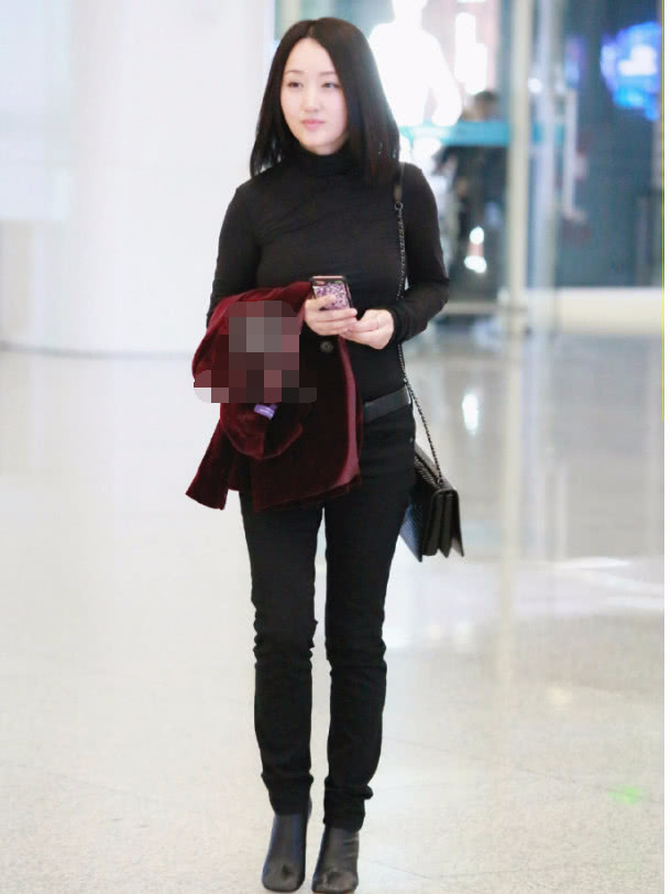 47岁杨钰莹机场秀,黑色紧身衣秀身材,下半身却