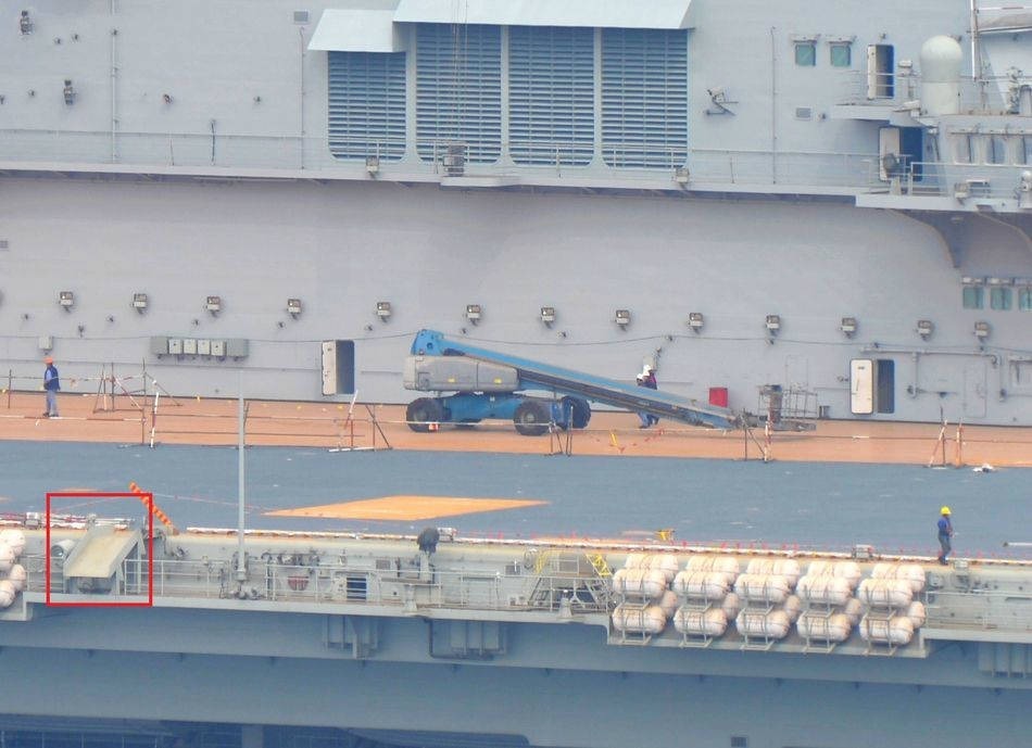 在舰体中部的舷侧还设有这样的滑坡，对应飞行甲板舰载机不同作业位置，很合理。甲板上的这辆小车，一般是用来进行舰岛外部设备检查和刷漆用的。